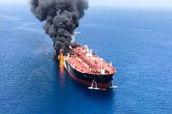 America Israel Iran War: IRIS Dena डूबने के बाद भड़का ईरान, पलटवार कर फूंक डाला अमेरिका का तेल टैंकर