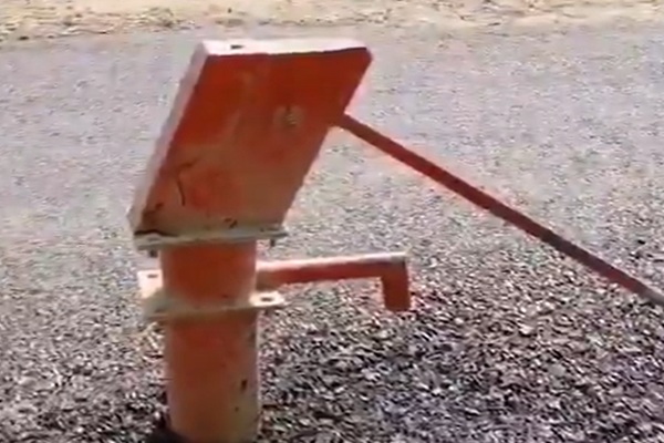 जल्दबाजी में बना दी सड़क, हटाना भूल गए हैंडपंप! VIDEO देखकर चौंके लोग