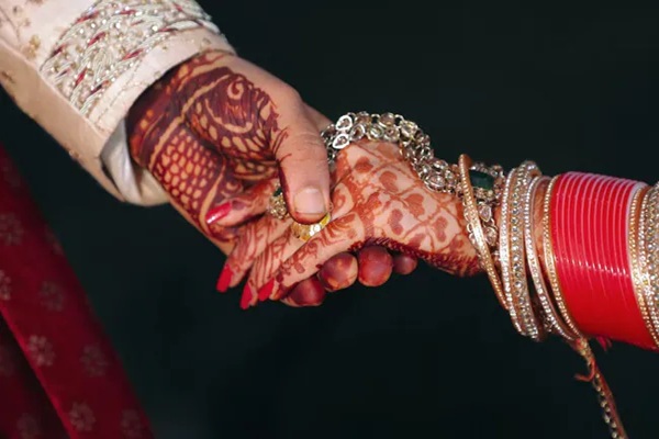 पकौड़ी लेने भेजा और प्रेमी संग हो गई फरार, शादी के चार महीने बाद पत्नी ने दिया पति को धोखा