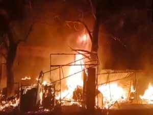 लखनऊ: सीतापुर हाईवे पर दुकानों में लगी भीषण आग; लाखों का समान जलकर ख़ाक