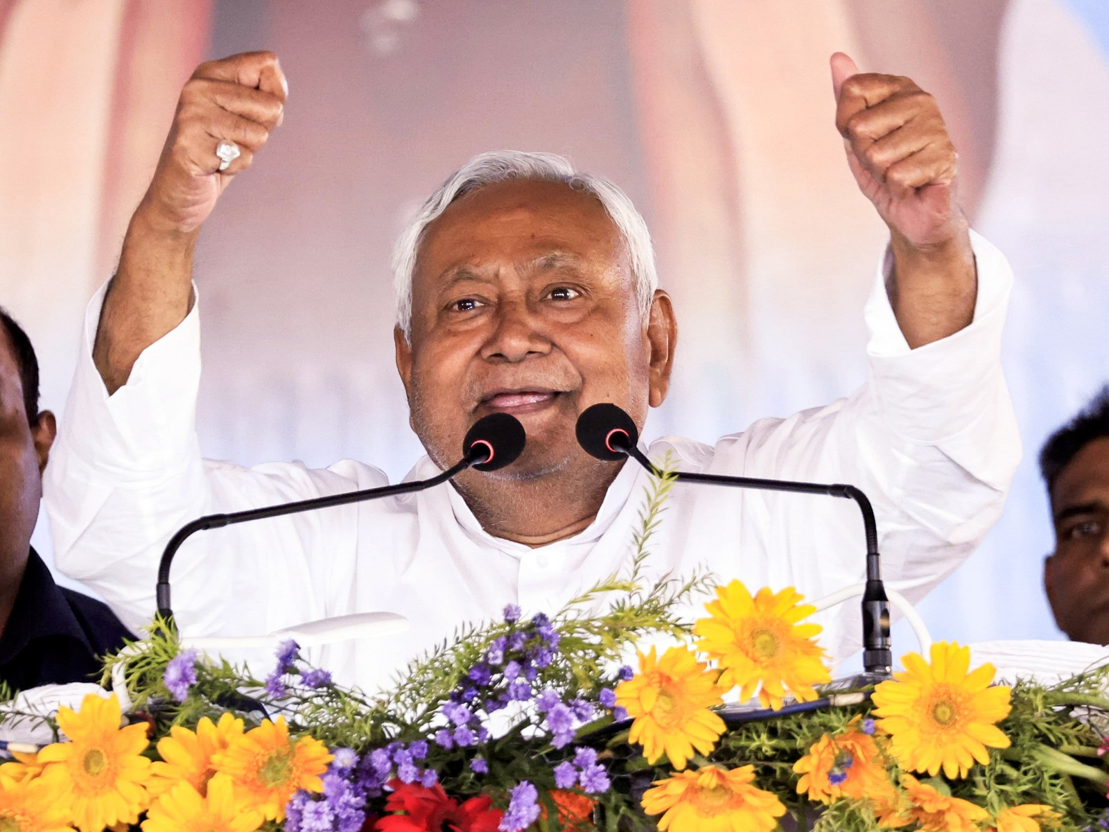 दिल्ली पहुंचे Nitish Kumar, आज राज्यसभा सांसद के तौर पर लेंगे शपथ