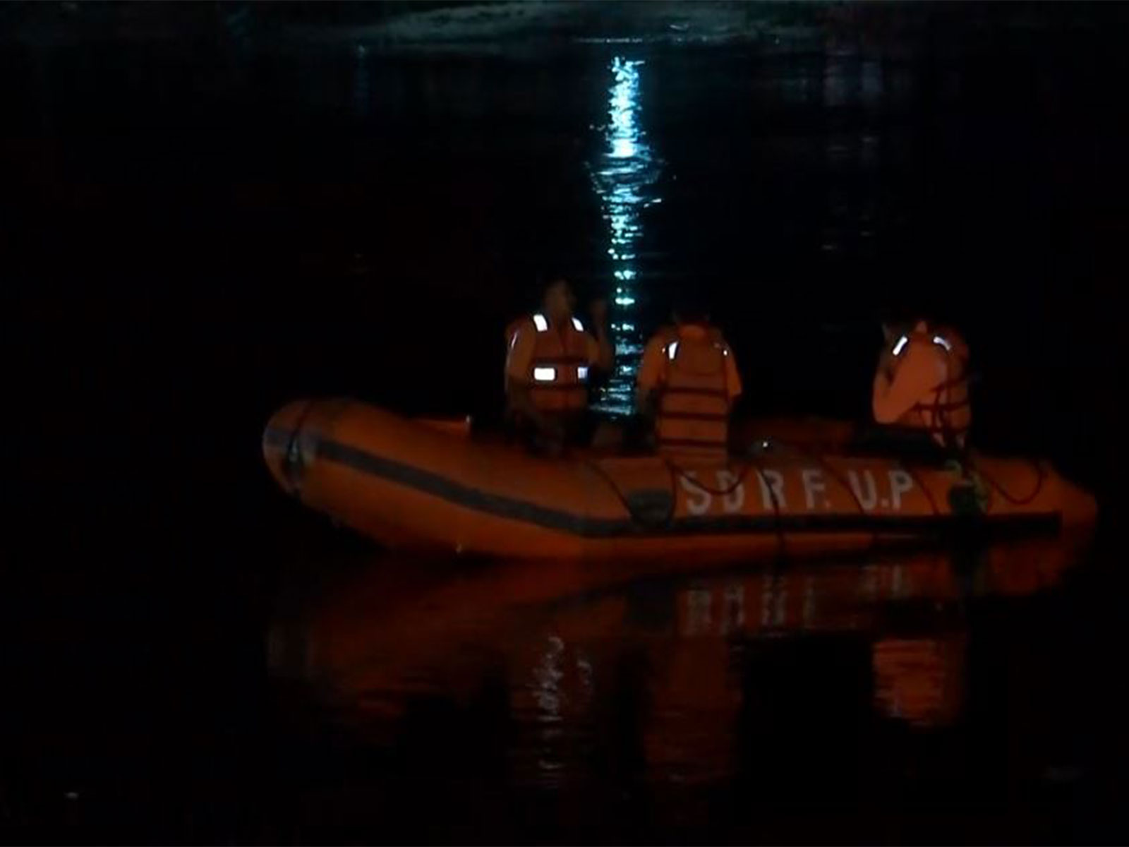 NDRF ने मथुरा में यमुना से पलटी हुई नाव निकाली; 10 की मौत, लापता लोगों की तलाश जारी