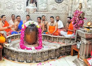 भांग से शृंगार और मस्तक पर चंद्रमा धारण कर सजे बाबा महाकाल, भस्म आरती में बड़ी संख्या में शामिल हुए भक्त