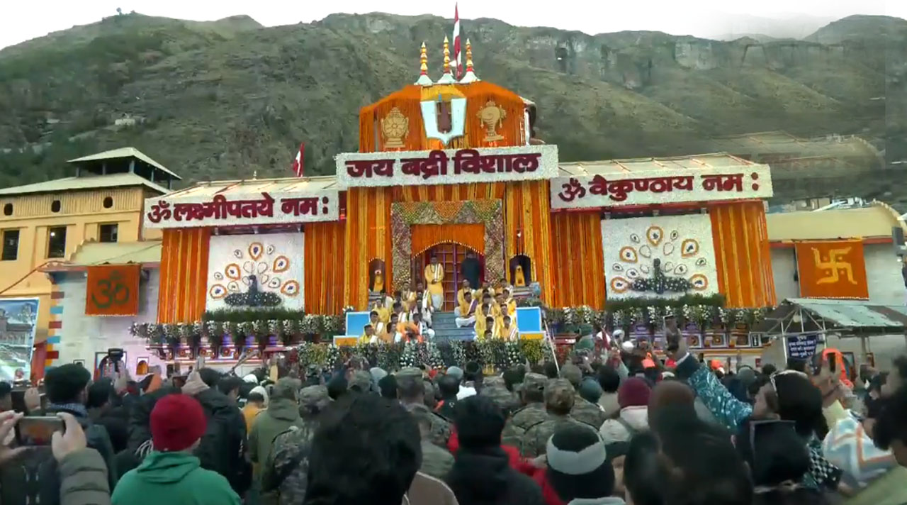 Badrinath Dham Opening : शुभ मुहूर्त में खुले बद्रीनाथ के कपाट, फूलों से सजा दरबार… सीएम धामी ने की पहली पूजा