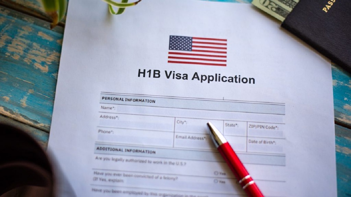 अमेरिका का भारतीयों को बड़ा झटका, H-1B Visa पर लगेगी 3 साल की रोक!