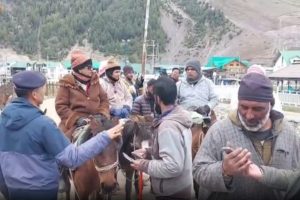 Jammu Kashmir: सोनमर्ग में उमड़ा पर्यटकों का सैलाब, मौसम ने जीता दिल