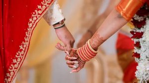 केरल में विवाह के तुरंत बाद मतदान करने पहुंचा नवविवाहित जोड़ा, लोगों से अपील- जरूर डालें वोट