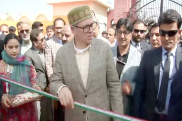 Jammu Kashmir: CM उमर अब्दुल्ला ने तिरंगे वाला रिबन काटने से किया इनकार, जमकर हो रही तारीफ