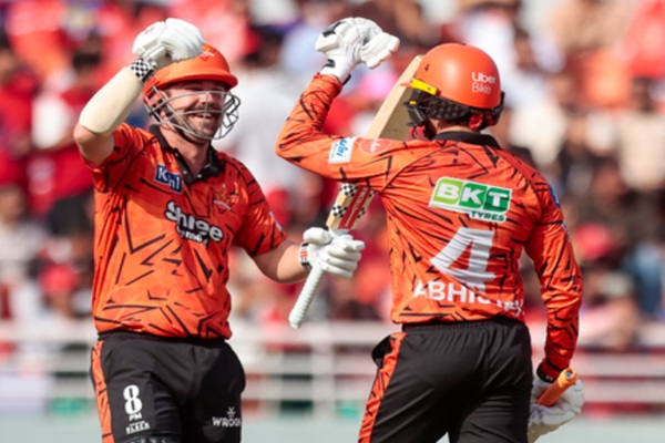 SRH का पावरप्ले धमाका: 6 ओवर में 105 रन, IPL इतिहास में तीसरा सबसे बड़ा स्कोर