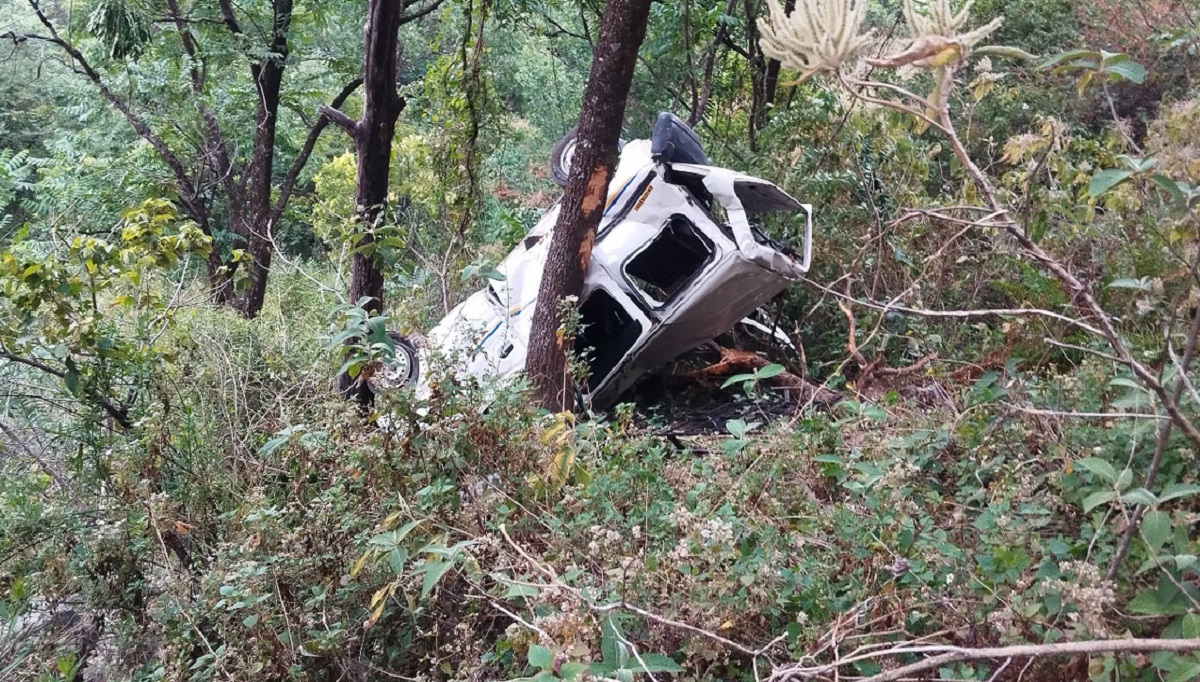 250 मीटर गहरी खाई में गिरी कार, तीन लोगों ने मौके पर तोड़ा दम
