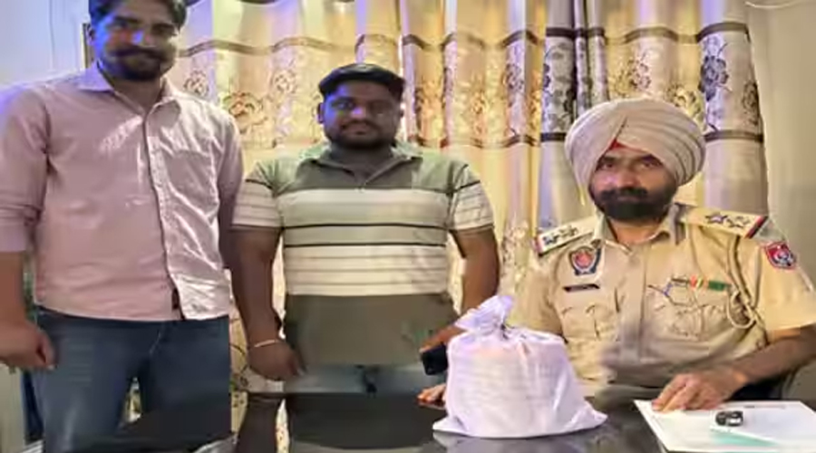 अमृतसर में नशे के खिलाफ बड़ा ऑपरेशन: BSF और पुलिस ने 980 ग्राम हेरोइन की बरामद