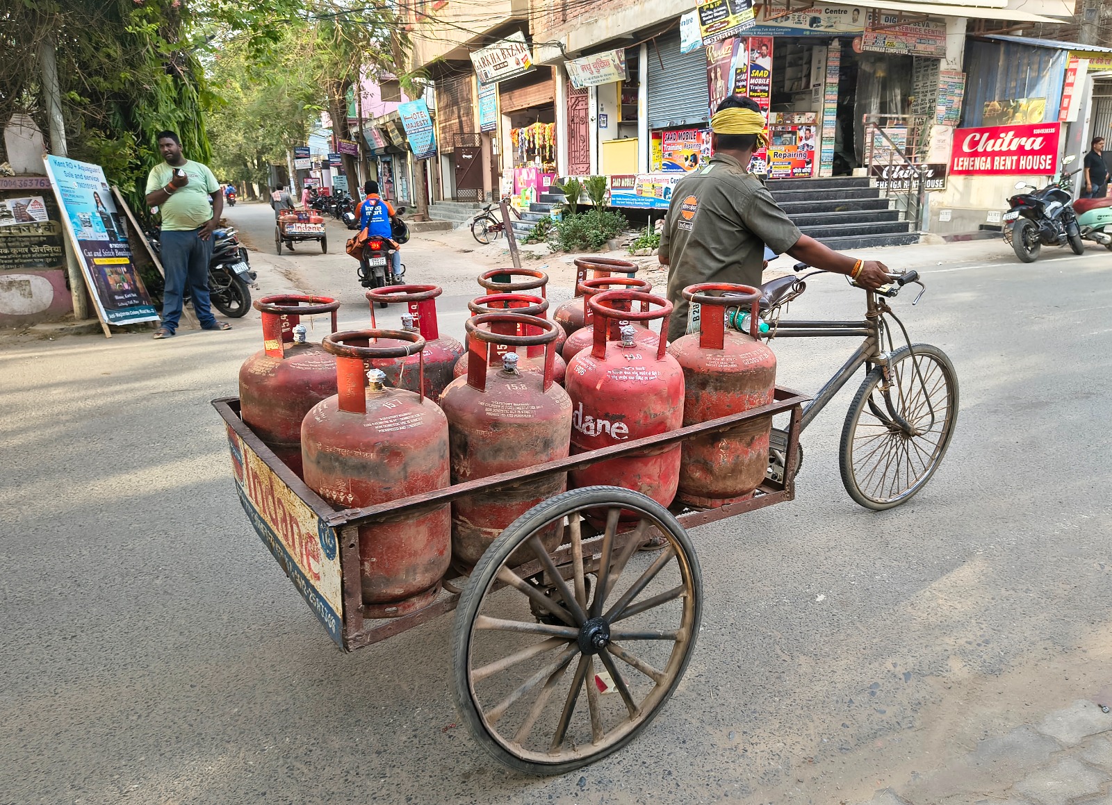 घरेलू गैस सिलेंडर के बढ़े दाम, 3 महीने में इतनी बढ़ी कीमत