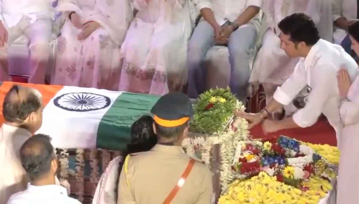 तिरंगे में लिपटी आशा भोसले, महान गायिका को दिया गया राजकीय सम्मान, श्रद्धांजलि देने पहुंचे कई सितारे