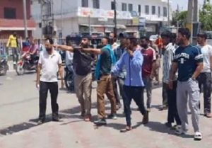पेट्रोल पंप कर्मचारियों से भिड़े ई-रिक्शा चालक, पथराव