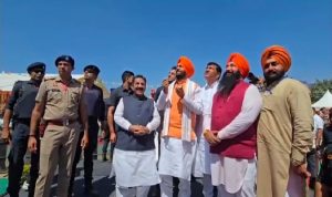 Haryana News : बैसाखी महोत्सव में उड़ाई छह फीट की पतंग, कलाकारों की शानदार प्रस्तुति