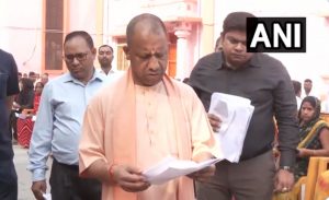  ‘जनता दर्शन’ में CM योगी ने सुनीं लोगों की समस्या, बिहार से पहुंची महिला का भी किया अभिवादन