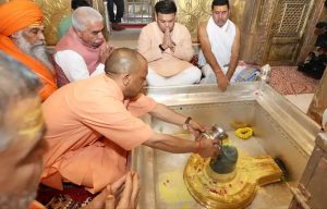 CM योगी ने काशी के कोतवाल काल भैरव से लिया आशीर्वाद, फिर विश्वनाथ धाम में किया अभिषेक