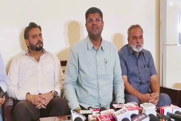 Haryana News : दुष्यंत की खरी-खरी, हरियाणा का किसान पीड़ित भी और प्रताड़ित भी