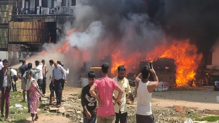 Haryana : गुरुग्राम के साउथ सिटी-2 में आग, सैकड़ों झुग्गियां राख