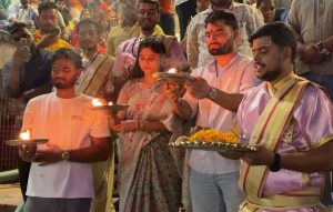 वाराणसीः गंगा आरती में शामिल हुए क्रिकेटर रिंकू सिंह और प्रिया सरोज, श्रद्धा से किया पूजन, देखें तस्वीरें