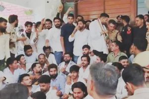 Haryana : GJU में हंगामा, दिग्विजय चौटाला की मौजूदगी में घेरा वीसी ऑफिस