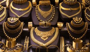 Gold Silver Prices: चांदी 9700 रुपये सस्ती, सोने के भी गिरे दाम… चेक करें लेटेस्ट रेट