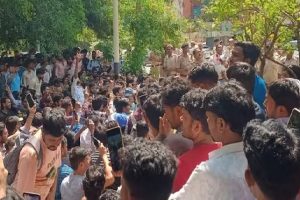 Haryana News : कर्मचारियों पर लाठीचार्ज, फूंकी पुलिस की बाइक