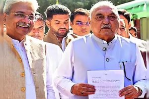 Haryana : क्राॅस वोटिंग : हरियाणा कांग्रेस के पांच विधायक निलंबित, नोटिस भी देखें