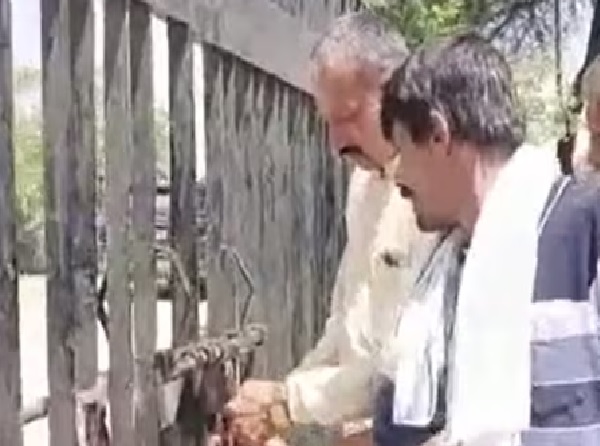 किसानों ने मंडी के गेट पर जड़ा ताला, बायोमेट्रिक सिस्टम का विरोध