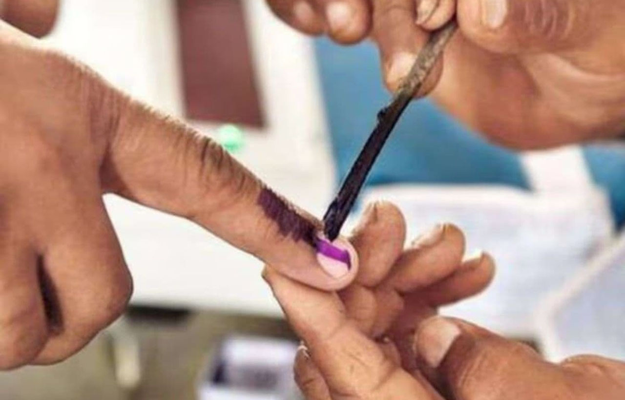 Kerala Elections 2026 Live: केरल में त्रिकोणीय मुकाबला, कड़े सुरक्षा के बीच मतदान जारी…  जानें इस बार कौन मारेगा बाजी?