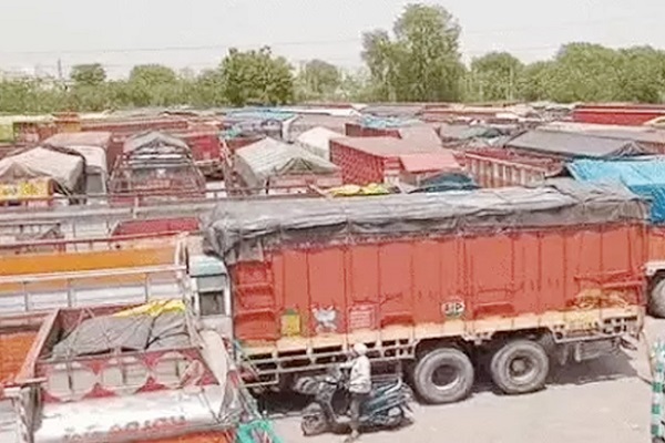 Haryana News : ईसीसी शुल्क और बीएस-चार प्रतिबंध से थमे ट्रकों के पहिये
