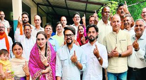 पंचायत चुनाव : सांसद अनुराग सिंह ठाकुर ने सपरिवार किया मतदान