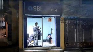 पटना में बना अनोखा ‘ATM Salon’, लोग पैसे निकालने पहुंचे तो अंदर दिखीं सैलून की कुर्सियां