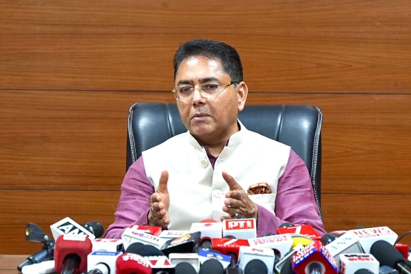 भाजपा ने पश्चिम बंगाल में वोट चुराए, अब तेल की कीमतें बढ़ाकर लोगों को लूट रही है: अमन अरोड़ा