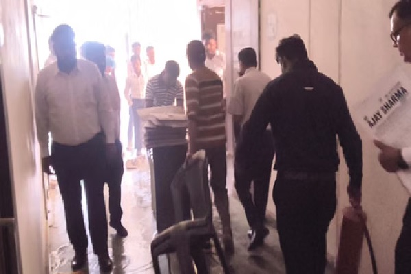 Haryana News : एसी फटने से वकील के चेंबर में आग, अफरा-तफरी