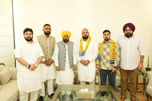 विश्व प्रसिद्ध कबड्डी खिलाड़ी संदीप लुधड़ अपने साथियों के साथ आप में शामिल, CM मान ने किया स्वागत