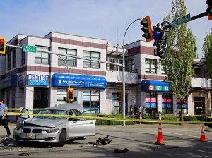 Canada Bike Accident : टक्कर के बाद ट्रैफिक सिग्नल पर जा लटकी बाइक, लोग रह गए हैरान