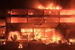 गुजरात: 40 यात्रियों से भरी बस को टैंकर ने मारा टक्कर, 4 लोग जिंदा जले, कई झुलसे