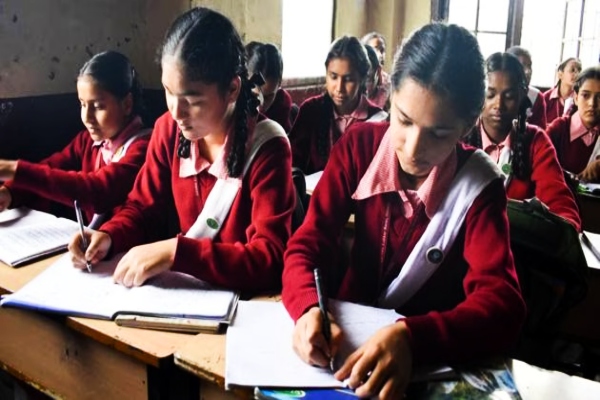 हिमाचल के सरकारी स्कूलों में पहली बार बढ़ी विद्यार्थियों की संख्या, निजी स्कूल छोड़ 11 से अधिक बच्चों ने लिया एडमिशन