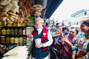 पीएम को झालमुड़ी खिलाने वाले दुकानदार को पाकिस्तान से धमकी