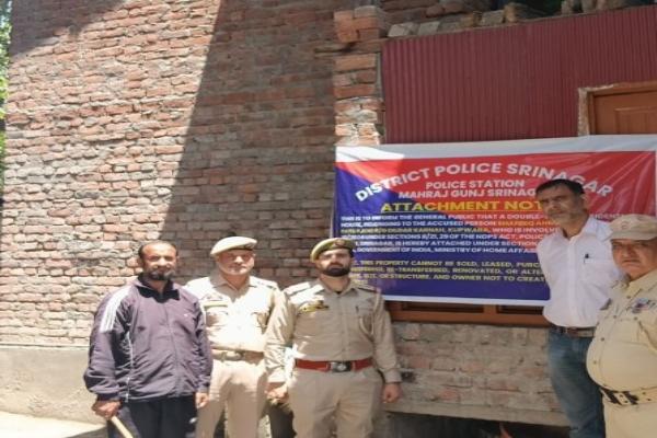 J&K: श्रीनगर में ड्रग तस्करों पर बड़ी कार्रवाई, दो करोड़ की अवैध संपत्तियां जब्त