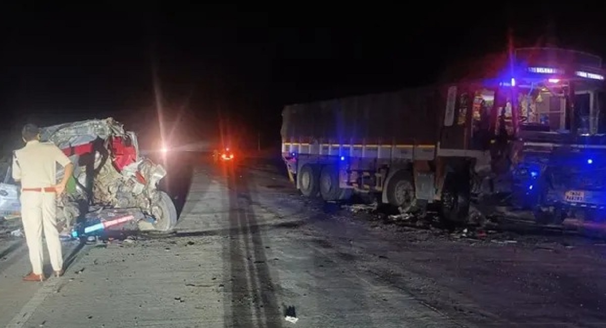 Road Accident: कार और लॉरी की जोरदार टक्कर, 5 लोगों ने मौके पर तोड़ा दम