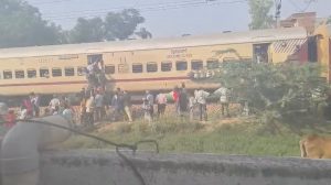 कानपुरः Kasganj Express में लगी आग, मचा हड़कंप… चेन पुलिंग कर कूदने लगे यात्री