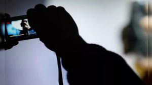 हिमाचल की इस यूनिवर्सिटी में मचा बवाल, गर्ल्स हॉस्टल के बॉथरूम में छात्राओं का अश्लील वीडियो बनाने का आरोप