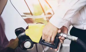 Oil Crisis: तेल की किल्लत से जूझ रही दुनिया, फिर भी इन देशों में काफी सस्ता है पेट्रोल