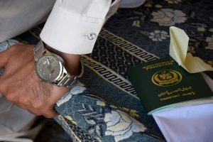 खाली हाथ UAE से निकाले हजारों पाकिस्तानी, बैंक खाते तक किए फ्रीज