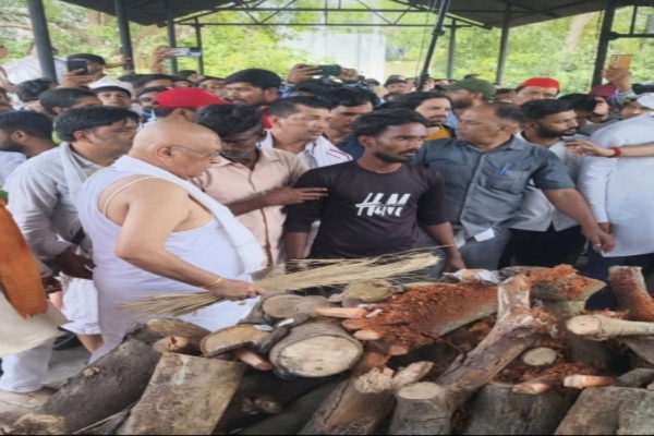 Prateek Yadav Death: पंचतत्व में विलीन हुए प्रतीक यादव, ससुर ने दी मुखाग्नि, नम आंखों से अखिलेश ने दी अंतिम विदाई