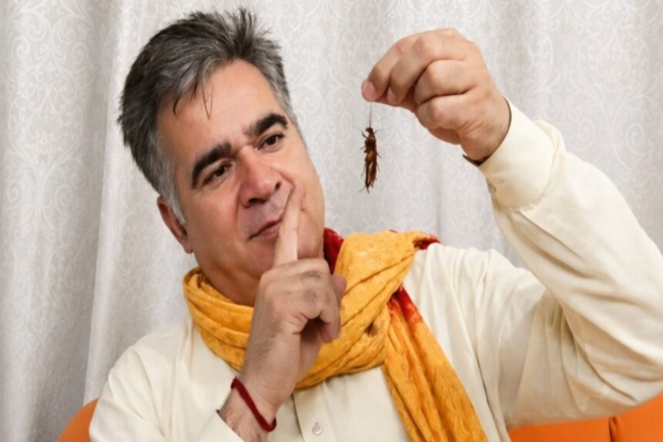 J&K: रविंद्र रैना के हाथ में ‘कॉकरोच’ देख भड़के डिप्टी सीएम, बोले- युवाओं के प्रति कितनी नफरत