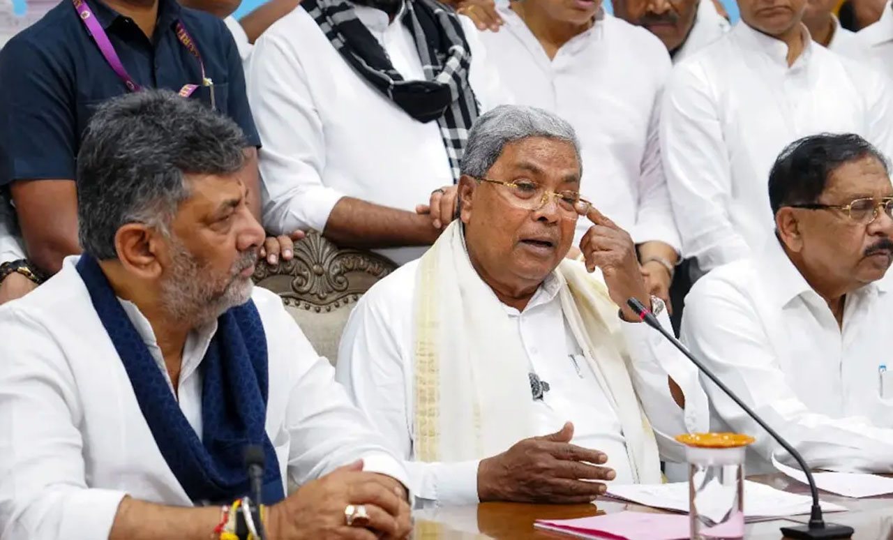 कर्नाटक में खत्म हुई सियासी खींचतानः राज्यपाल ने मंजूर किया सिद्धारमैया का इस्तीफा, DK शिवकुमार के शपथ ग्रहण की तैयारी तेज