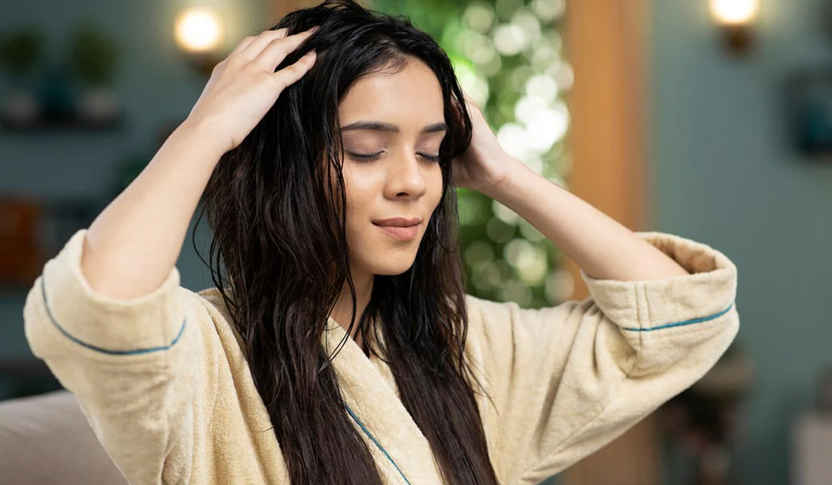 Hair Care: बालों में तेल लगाने से सच में बढ़ती है हेयर ग्रोथ? एक्सपर्ट ने बताया पूरा सच